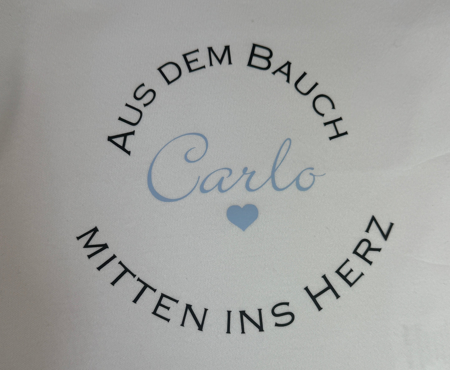 Baby-Body weiß „Aus dem Bauch mitten ins Herz" | personalisiert & handgeplottet