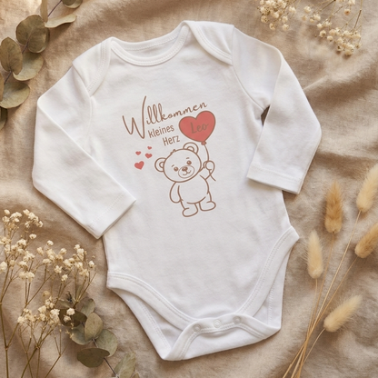 Baby Body – „Willkommen kleines Herz“ | personalisiert & handgeplottet