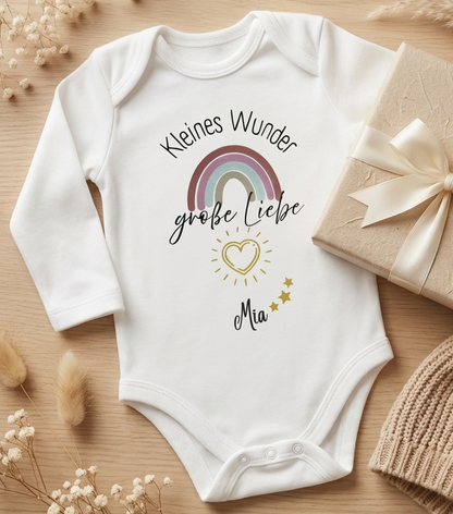 Baby Body – „Kleines Wunder“, „große Liebe“ mit Regenbogen und Herz | personalisierbar & handgeplottet