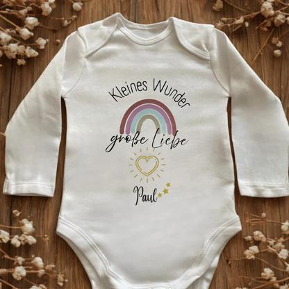 Baby Body – „Kleines Wunder“, „große Liebe“ mit Regenbogen und Herz | personalisierbar & handgeplottet