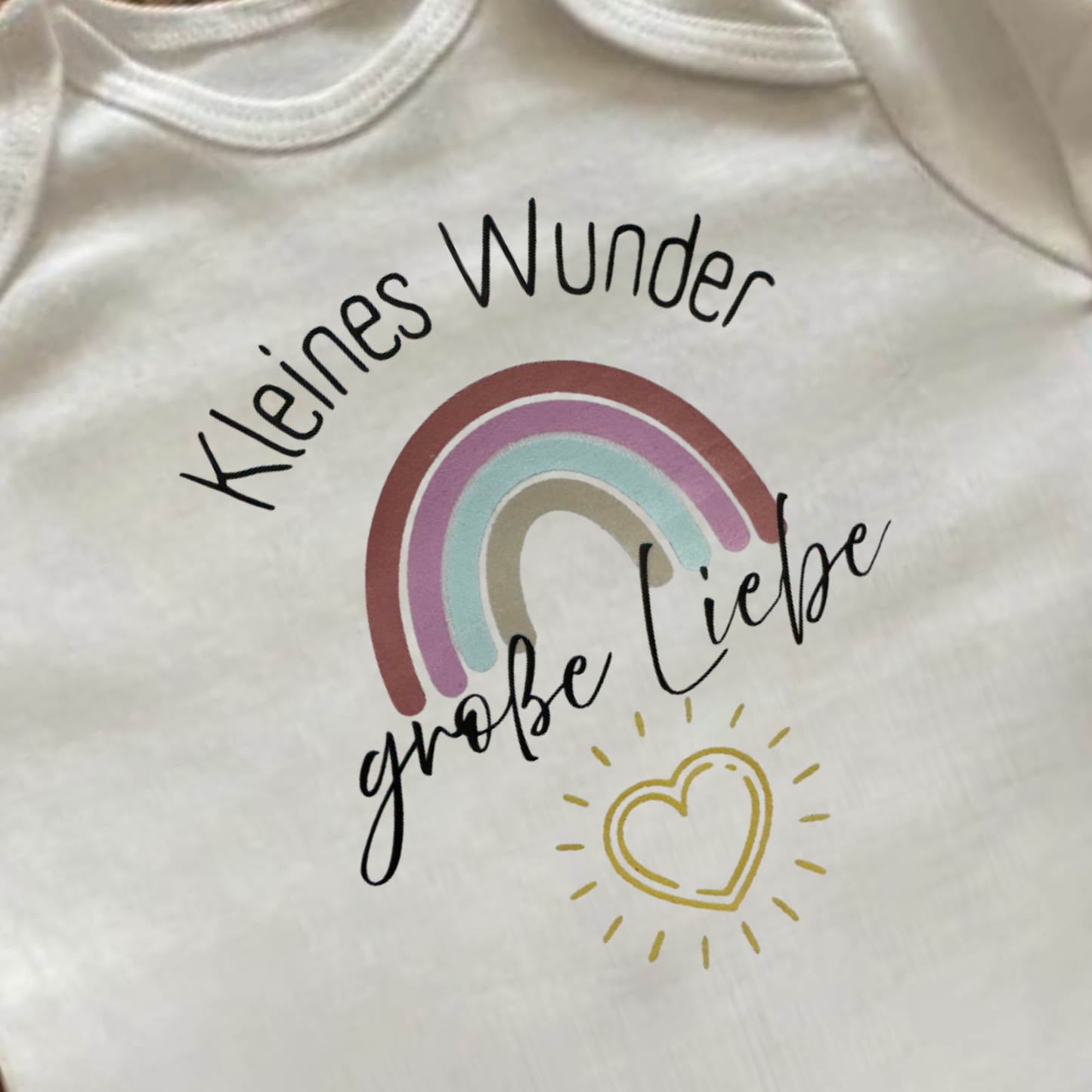 Baby Body – „Kleines Wunder“, „große Liebe“ mit Regenbogen und Herz | personalisierbar & handgeplottet