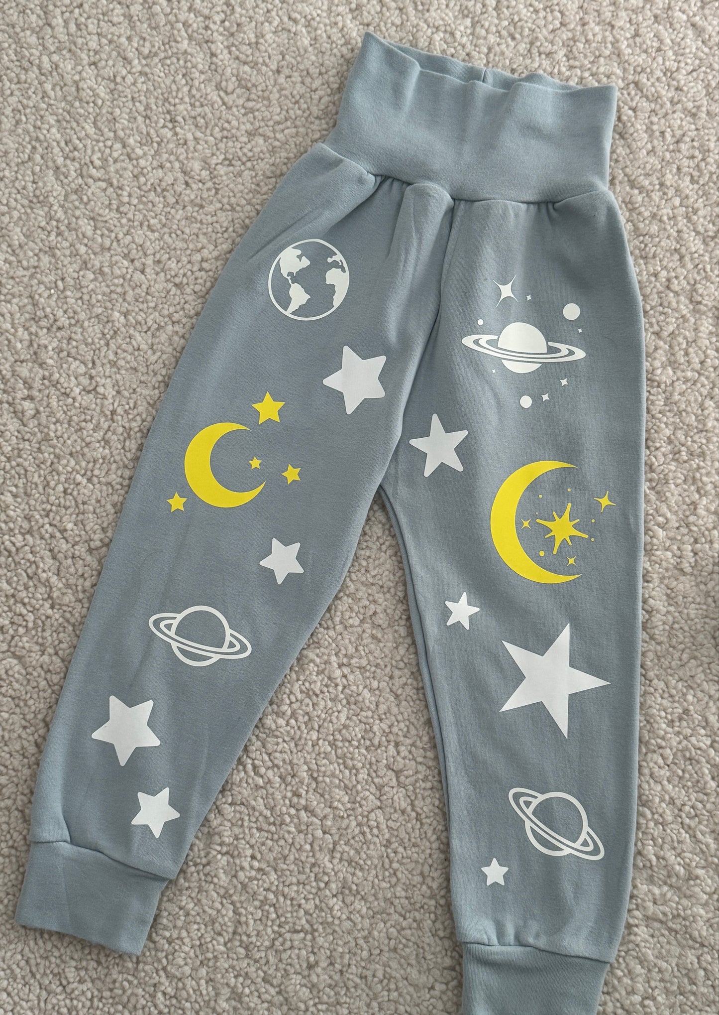 ✨Glow-in-the-Dark Schlafanzug Weltall & Regenbogen | Leuchtet im Dunkeln | 2-teiliges Set | Kinder Pyjama🌃🚀