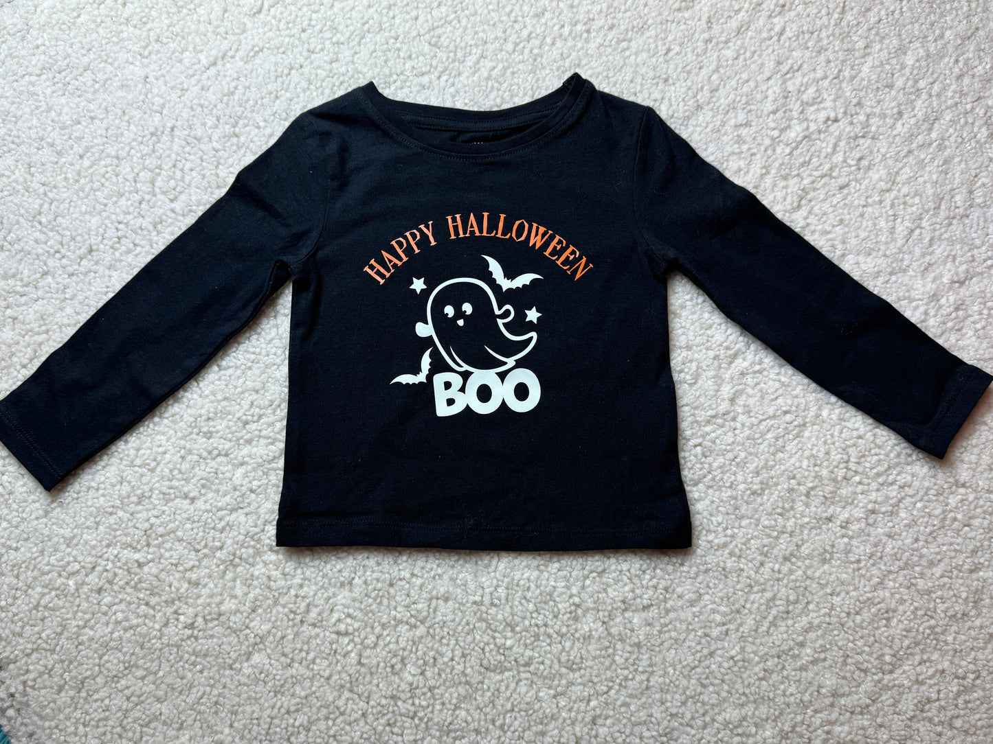 Personalisierbares Glow-in-the-Dark Halloween Langarmshirt für Babys & Kleinkinder – Leuchtender Geist „BOO“
