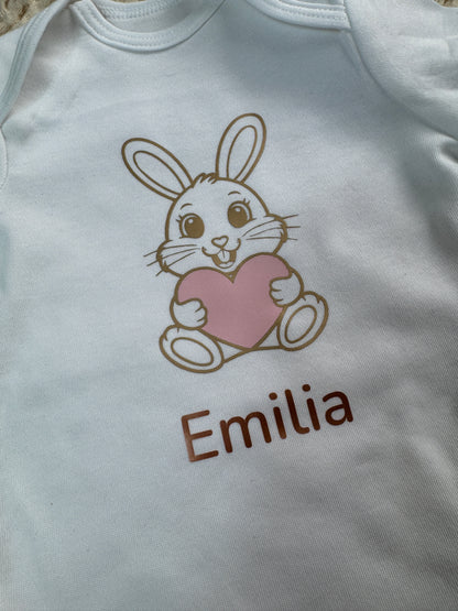 Personalisierter Baby Body Hase mit Herz & Namen