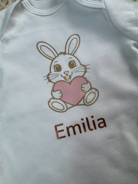Personalisierter Baby Body Hase mit Herz & Namen