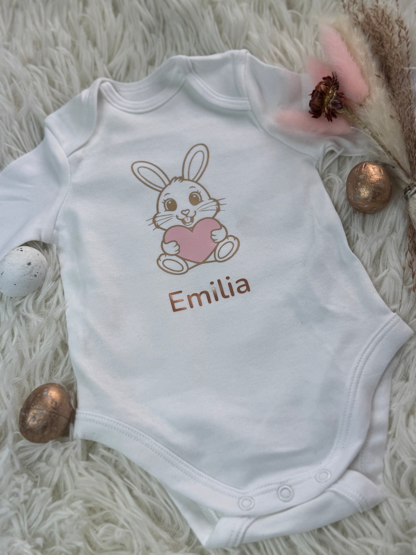 Personalisierter Baby Body Hase mit Herz & Namen