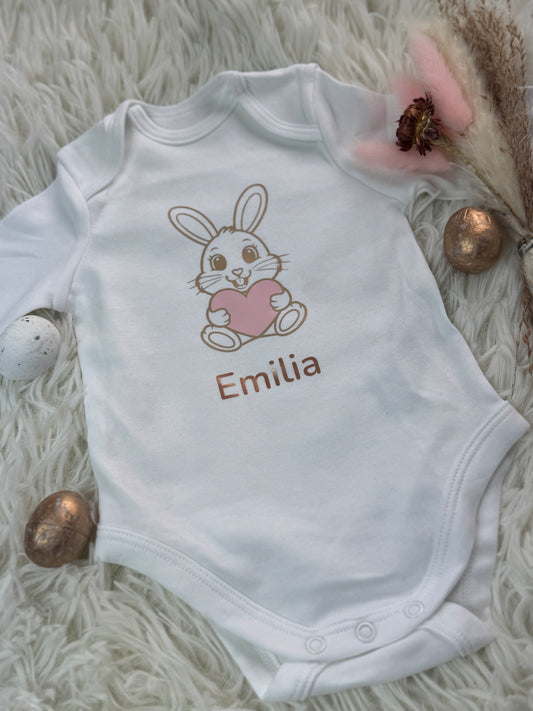 Personalisierter Baby Body Hase mit Herz & Namen