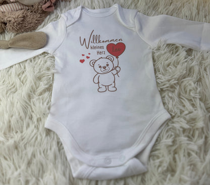 Baby Body – „Willkommen kleines Herz“ | personalisiert & handgeplottet