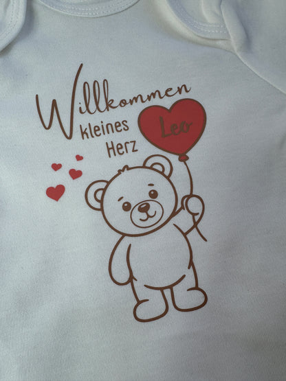 Baby Body – „Willkommen kleines Herz“ | personalisiert & handgeplottet