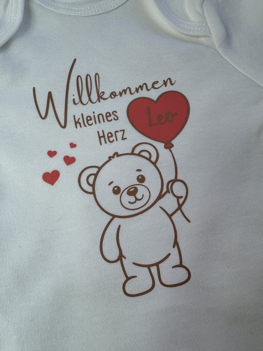 Baby Body – „Willkommen kleines Herz“ | personalisiert & handgeplottet