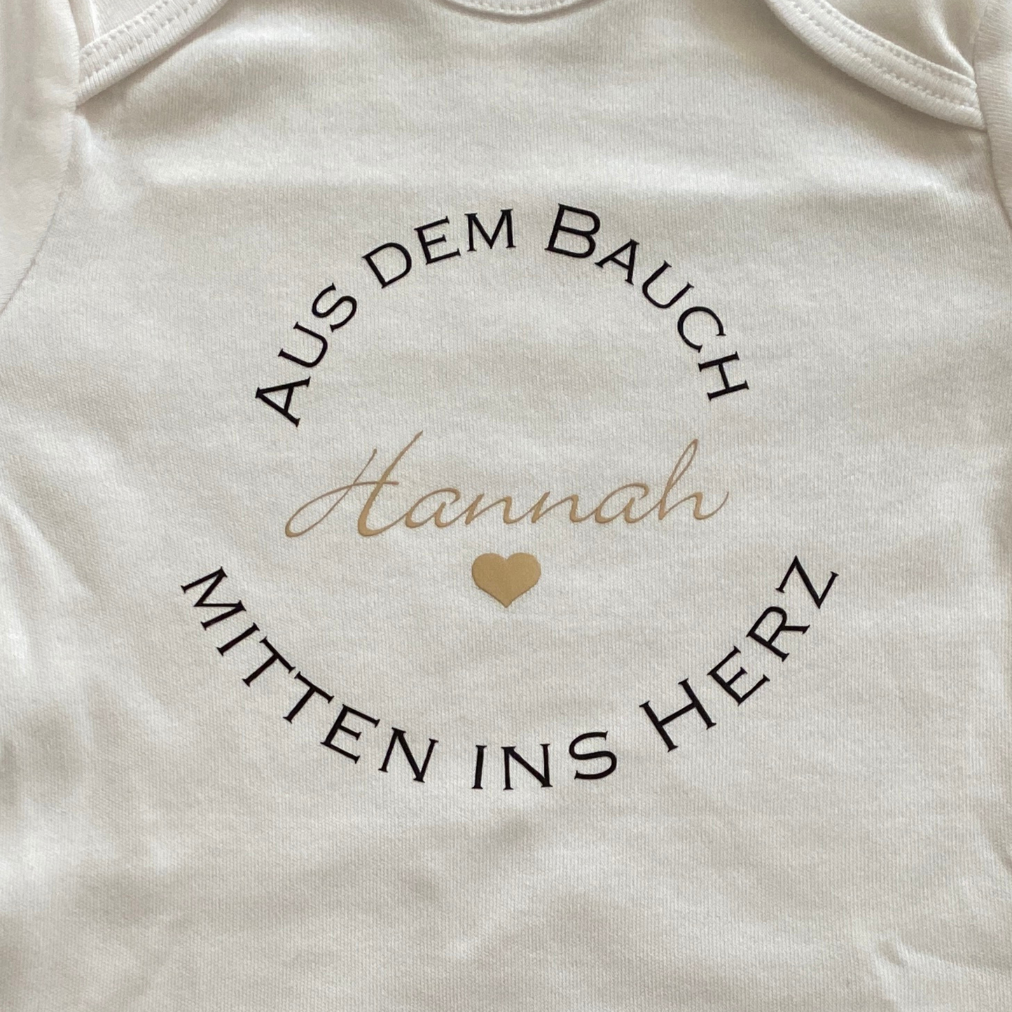Baby-Body weiß „Aus dem Bauch mitten ins Herz" | personalisiert & handgeplottet