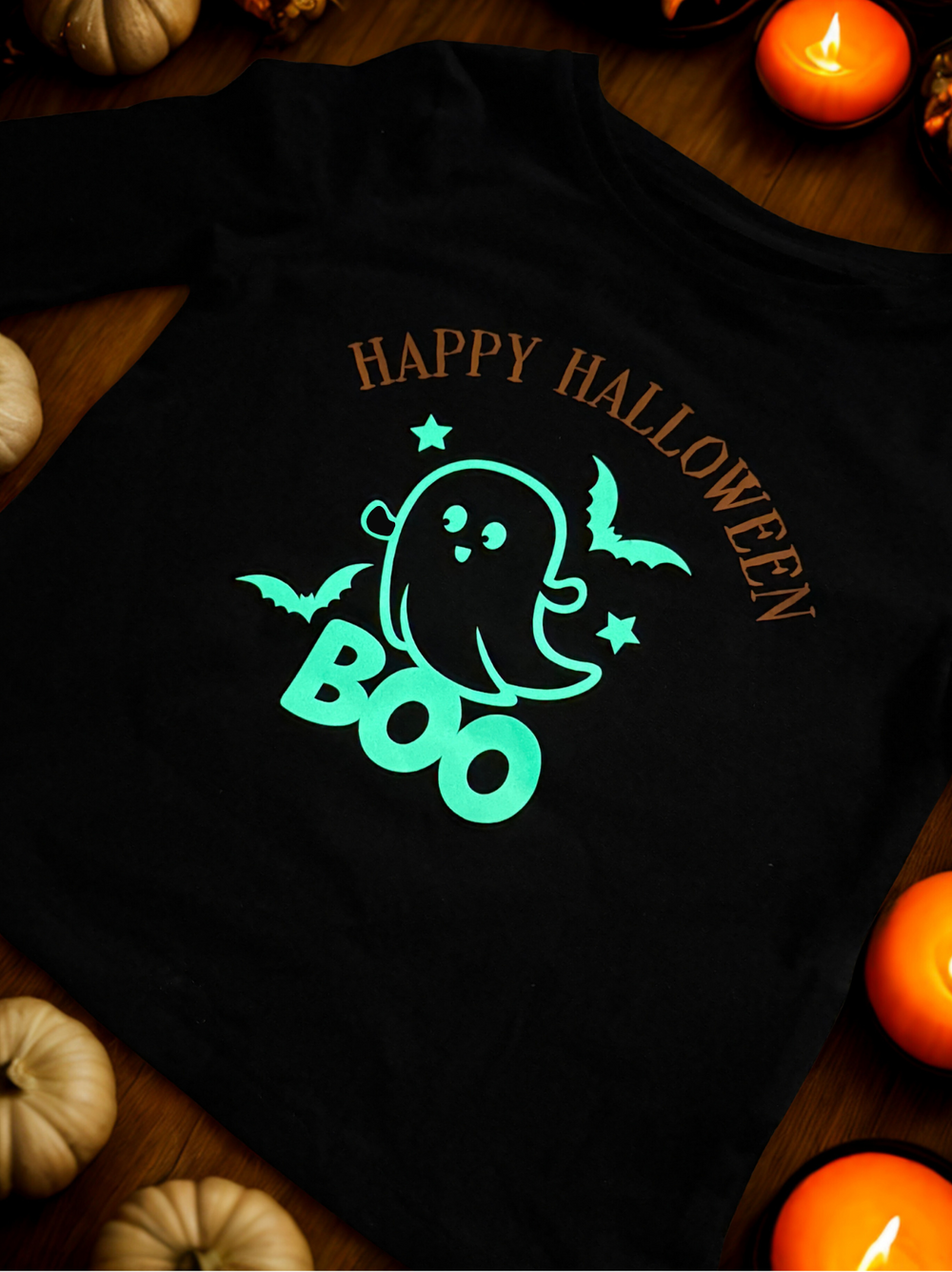 Personalisierbares Glow-in-the-Dark Halloween Langarmshirt für Babys & Kleinkinder – Leuchtender Geist „BOO“