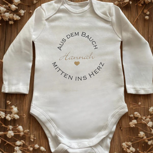 Baby-Body weiß „Aus dem Bauch mitten ins Herz" | personalisiert & handgeplottet