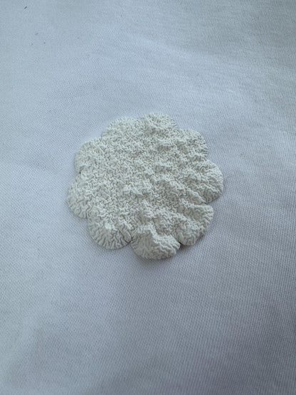 Personalisierter Baby Body Hase "Unser kleines Osterwunder" mit Namen und Rückseite mit Hasenblume