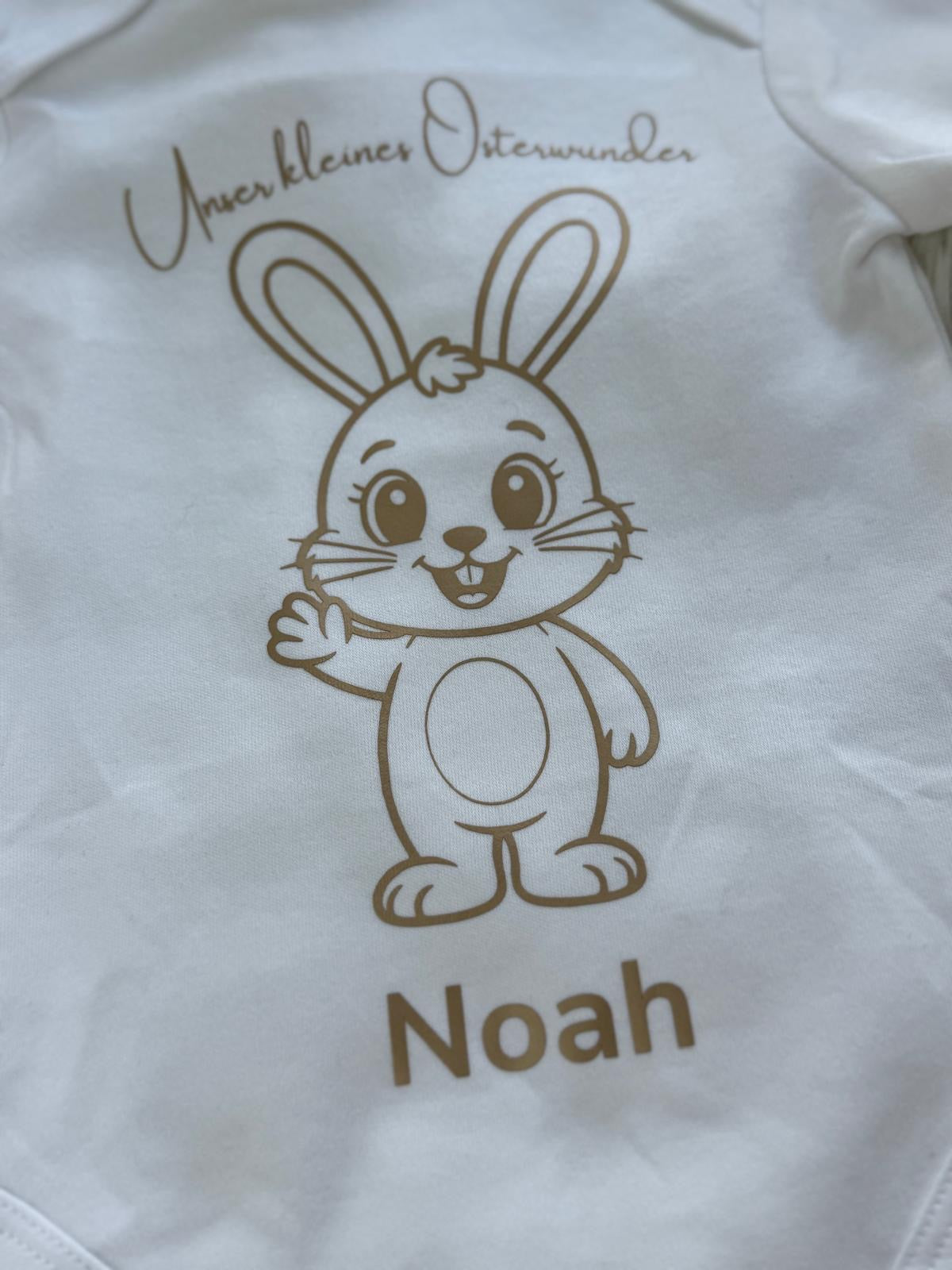 Personalisierter Baby Body Hase "Unser kleines Osterwunder" mit Namen und Rückseite mit Hasenblume