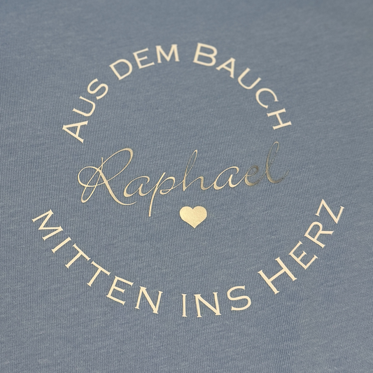 Baby-Body blau „Aus dem Bauch mitten ins Herz" | personalisiert & handgeplottet