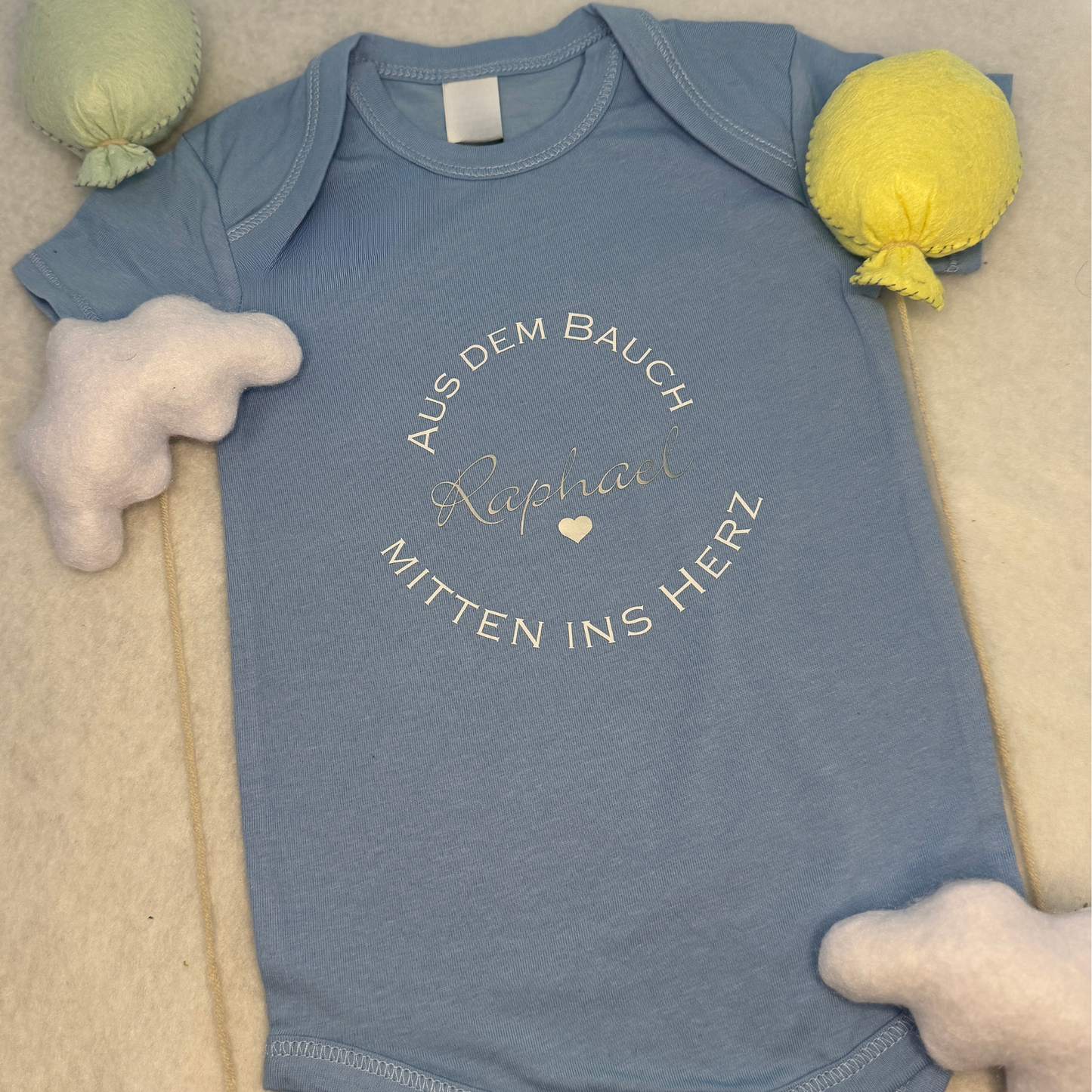 Baby-Body blau „Aus dem Bauch mitten ins Herz" | personalisiert & handgeplottet
