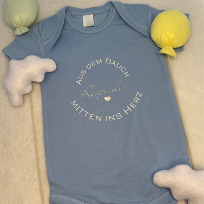 Baby-Body blau „Aus dem Bauch mitten ins Herz" | personalisiert & handgeplottet