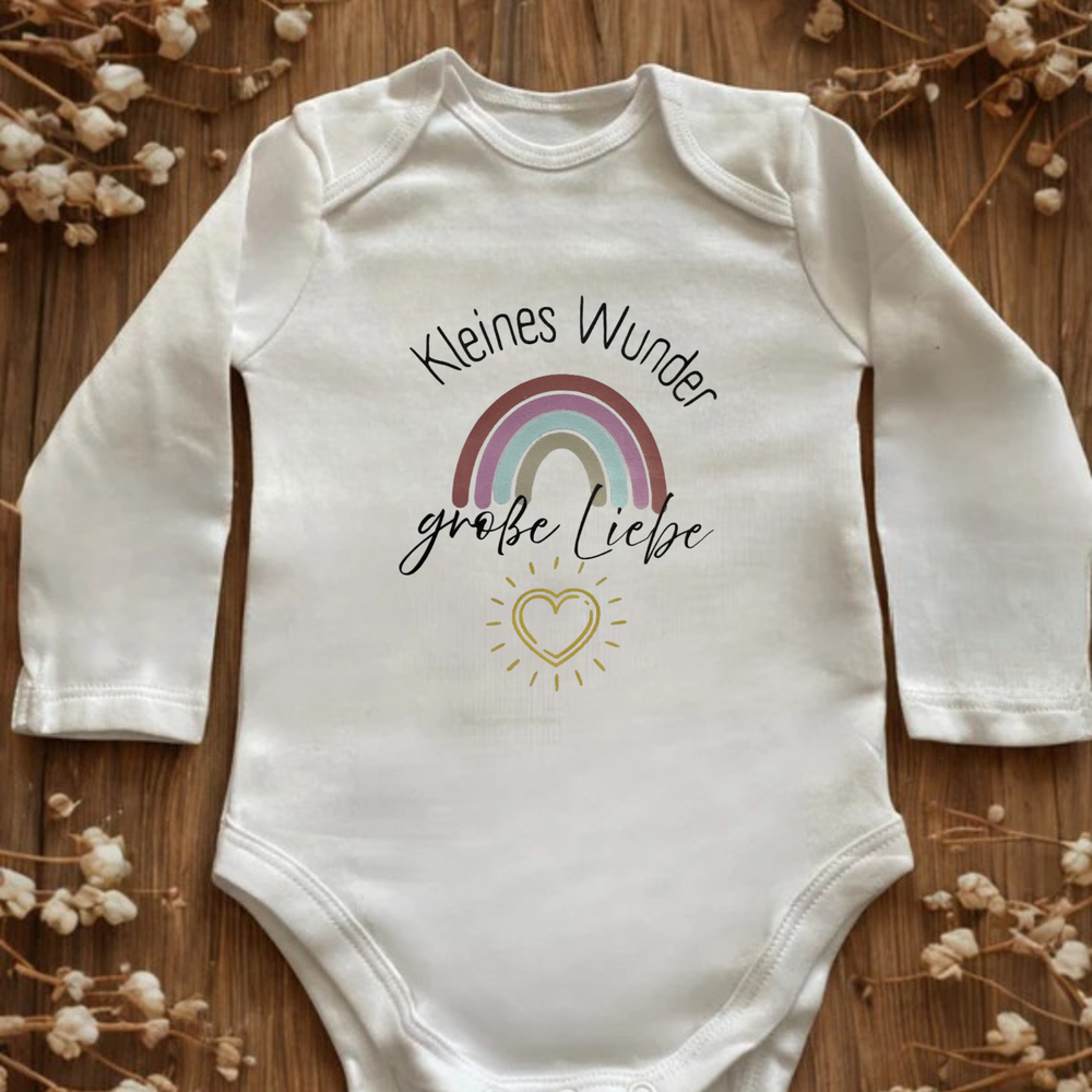 Baby Body – „Kleines Wunder“, „große Liebe“ mit Regenbogen und Herz | personalisierbar & handgeplottet