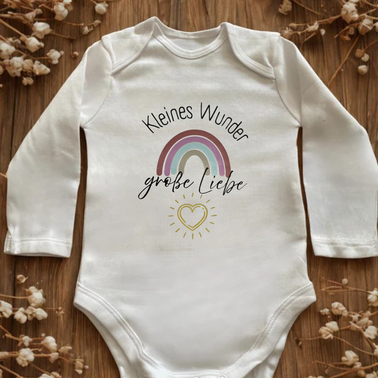 Baby Body – „Kleines Wunder“, „große Liebe“ mit Regenbogen und Herz | personalisierbar & handgeplottet