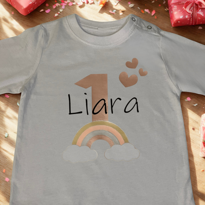 Langarmshirt "1. Geburtstag mit Regenbogen und Wolken“ | personalisiert & handgeplottet
