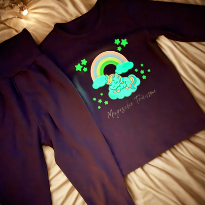 ✨ Glow-in-the-Dark Schlafanzug Magische Träume – Einhorn auf Wolke | 2-teiliges Set | Leuchtet im Dunkeln | Kinder Pyjama 💜🌈☁️🦄