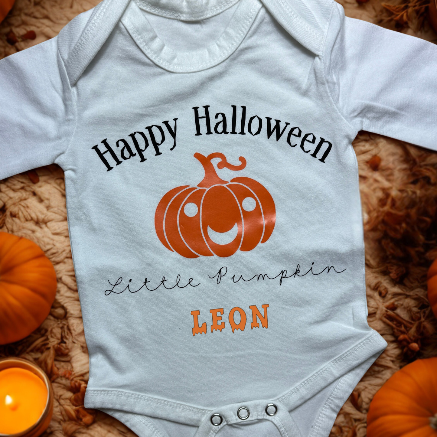 Langarm Baby-Body Happy Halloween – "Little Pumpkin" mit niedlichem Kürbis | personalisiert & handgeplottet