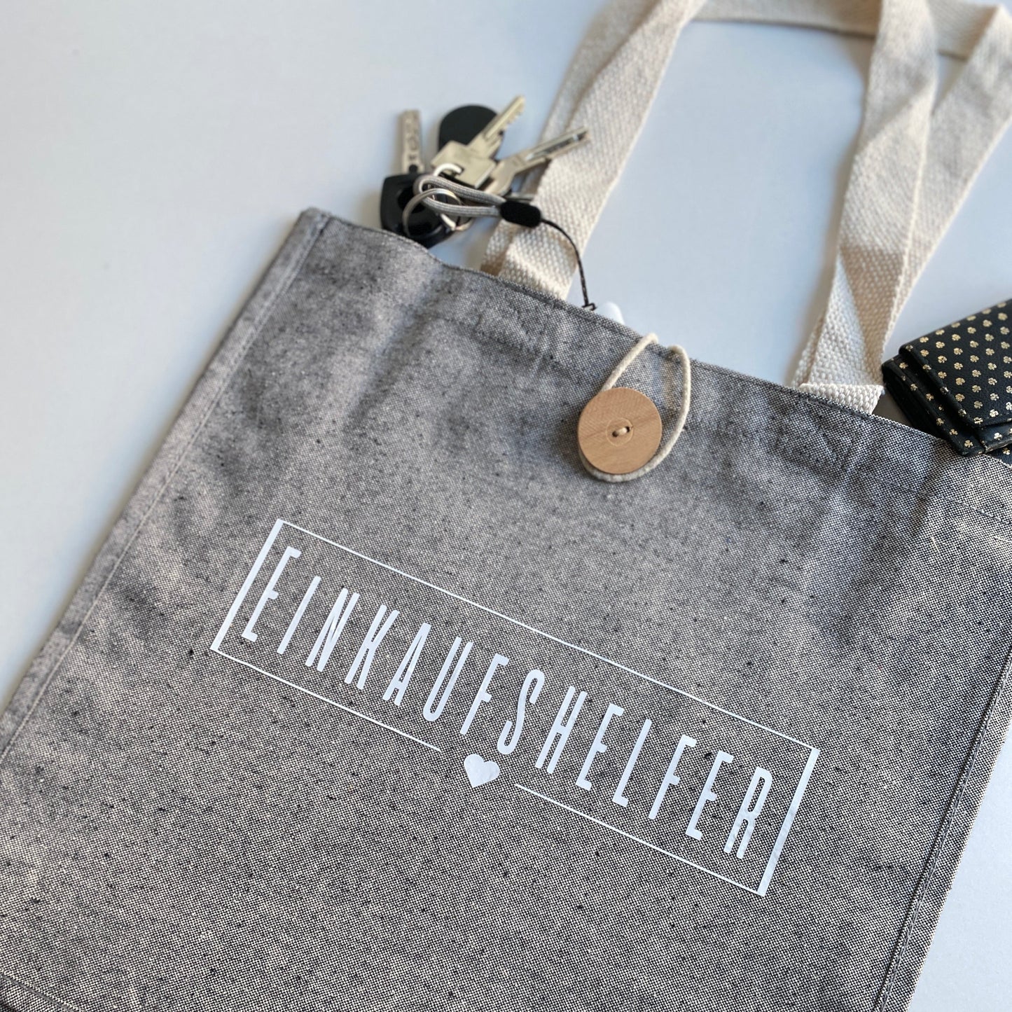 Nachhaltige Baumwolltasche mit Holzknopf "Einkaufshelfer"