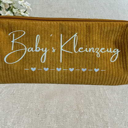 Cordtasche „Baby’s Kleinzeug“ | Organizer für Wickeltasche | Geschenk zur Geburt | 5 Farben