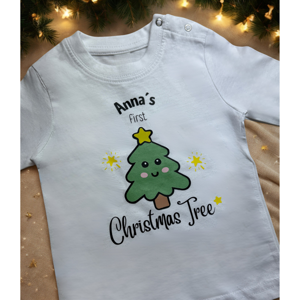 Personalisiertes Babyshirt „My First Christmas Tree“ – mit Namen & süßem Weihnachtsmotiv