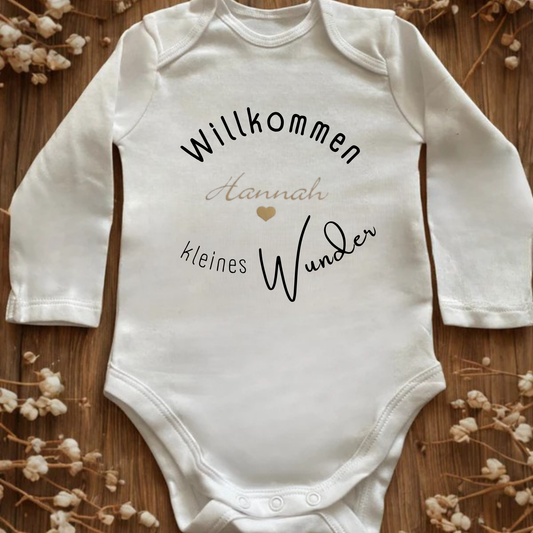 Baby Body – „Willkommen kleines Wunder“ | personalisiert & handgeplottet