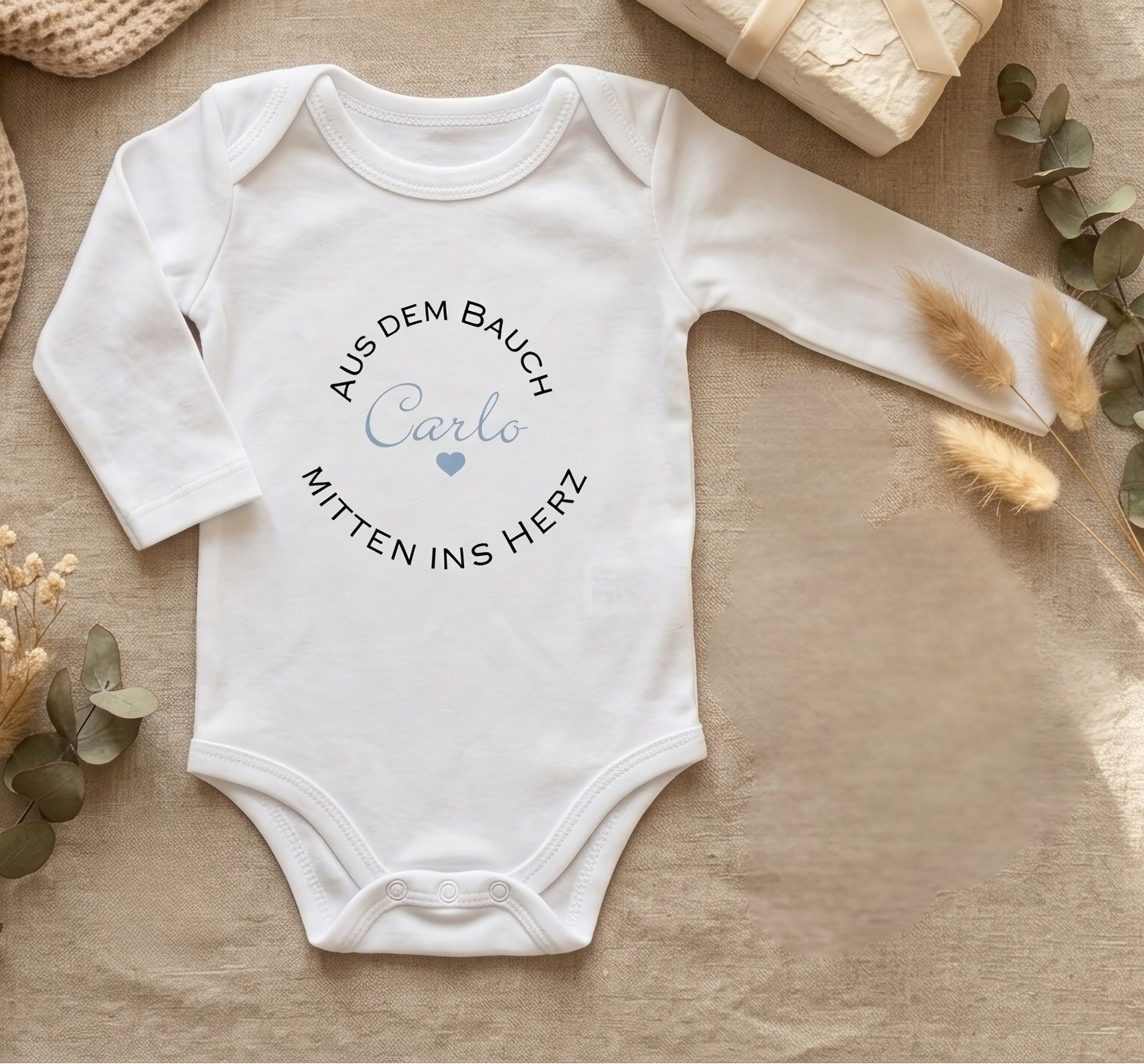 Baby-Body weiß „Aus dem Bauch mitten ins Herz" | personalisiert & handgeplottet