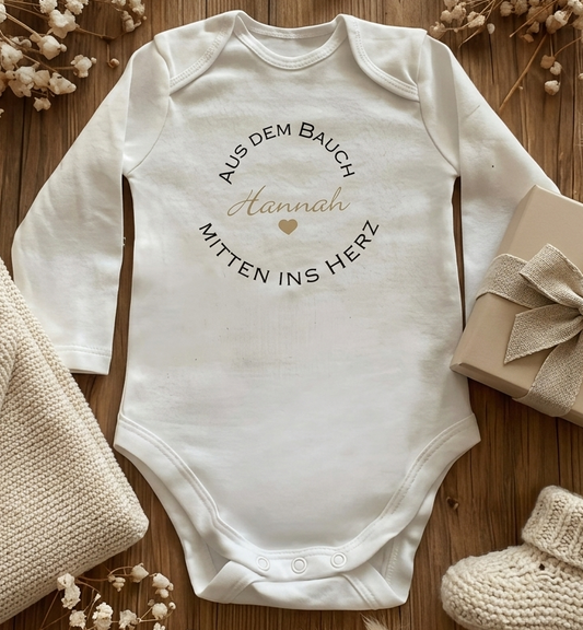 Baby-Body weiß „Aus dem Bauch mitten ins Herz" | personalisiert & handgeplottet