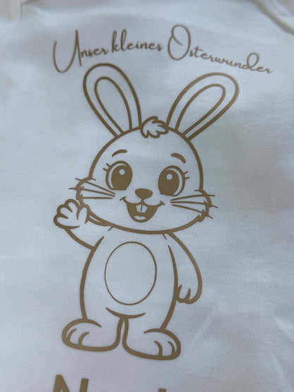 Personalisierter Baby Body Hase "Unser kleines Osterwunder" mit Namen und Rückseite mit Hasenblume